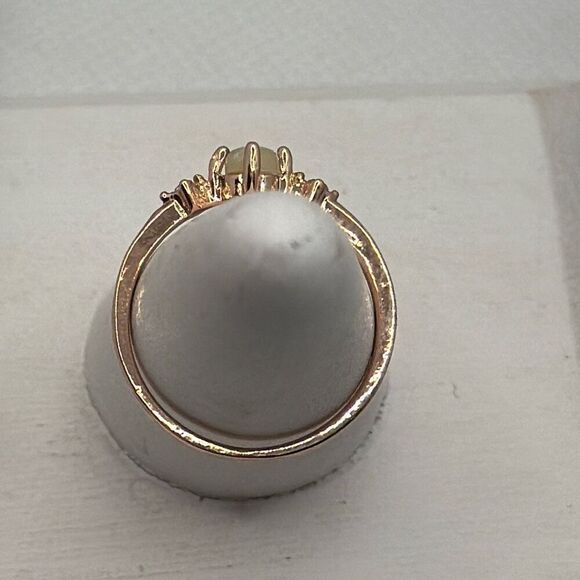 NWOT Size 8 Faux opal center stone and two flanking zircon stones - Picture 3 of 4